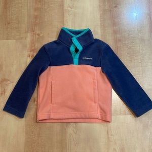Gently used Columbia girls pullover fleece.